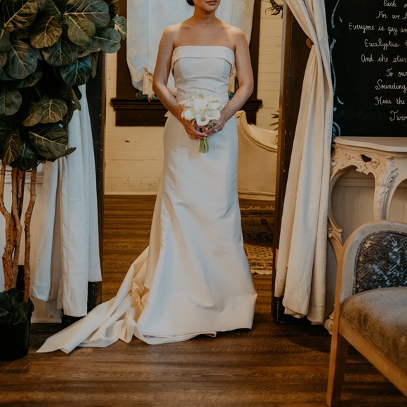 Carolina Herrera Wedding Dress - Picture 9 of 11